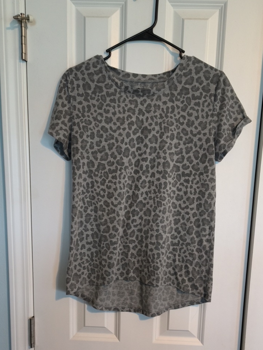 Gray Leopard Print Short Sleeve Women's Top - Picture 1 of 3
